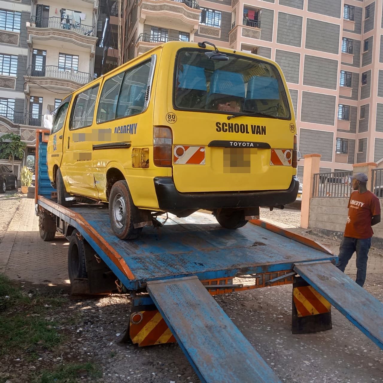 Duma Rescue loading a school van onto the flatbed in Nairobi